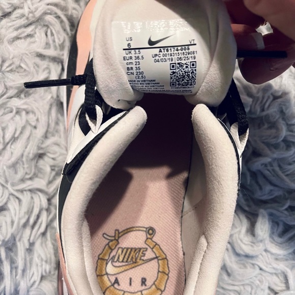 Nike Air Max 270 React Bleached Coral - Picture 4 of 7